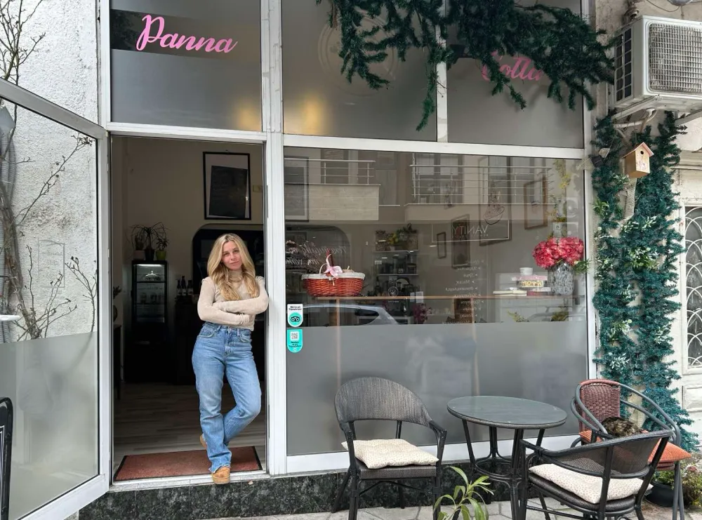 Входът на ресторант Panna Cotta в Сандански с външна зона за сядане