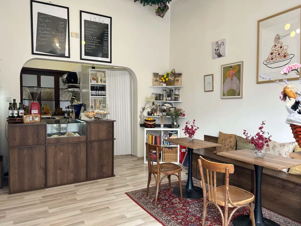 Cozy interior of Panna Cotta restaurant in Sandanski with seating area and coffee bar.