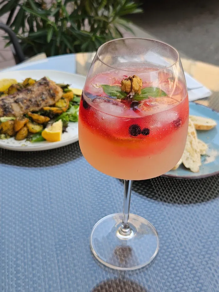 Освежаващ летен коктейл с горски плодове и мента