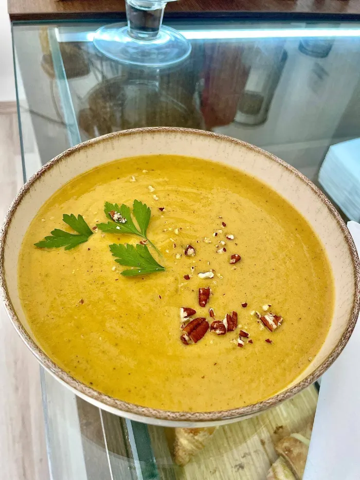 Крем супа от зеленчуци, гарнирана с магданоз и ядки - Sandanski Restaurant